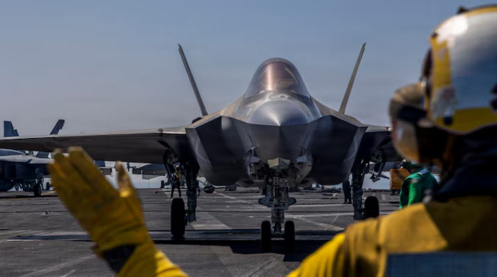 Aereo americano su portaaerei